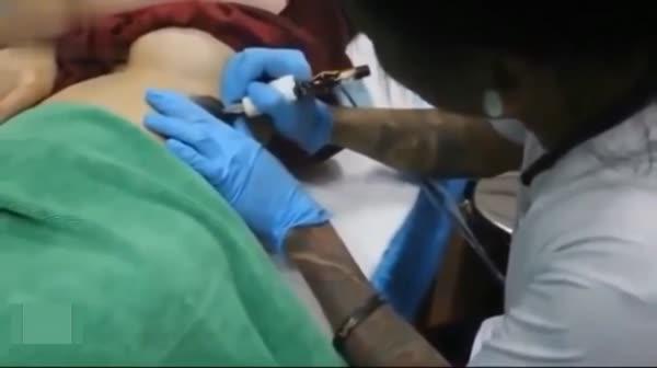 台湾喜欢玩刺激的极品妹纸全身性感纹身刺青全程视频留念 阴部臀部的纹身照相呼应 完美身材 高清1080P版